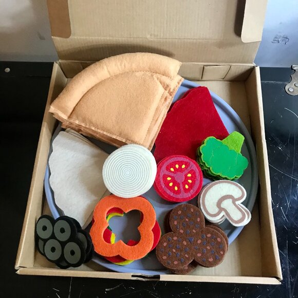 Melissa & Doug Felt Food Pizza Set with Toppings 40 Pieces Montessori Toy Used - Picture 3 of 6